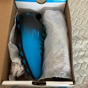 Big Kids Size 4.5 WIDE EE Soccer cleats NEW in Box- Zephz